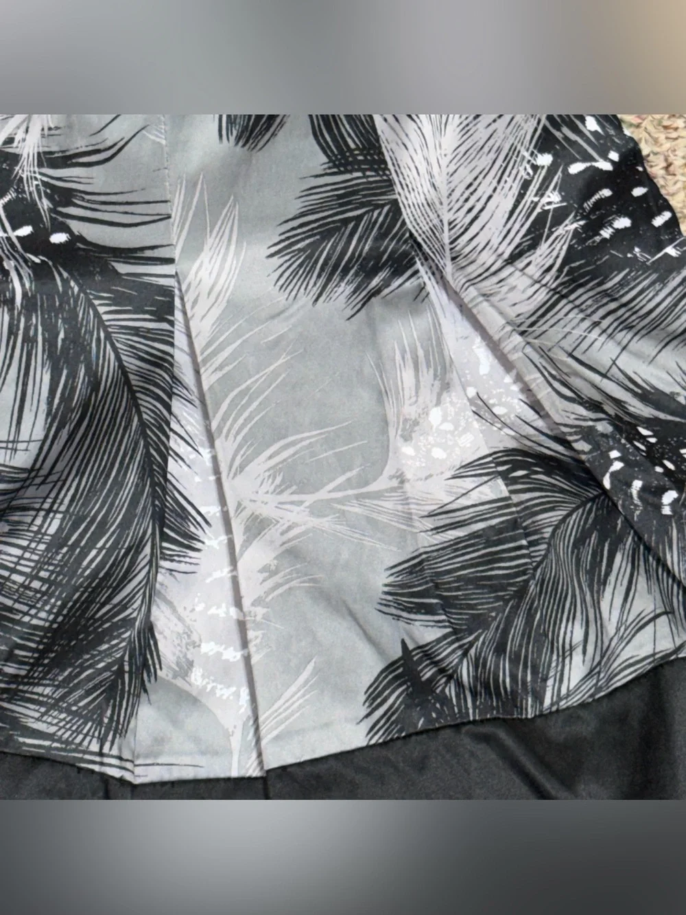 Women's‎ size 6 satin skirt East 5th Black & Gray Feather-Print A-Line Skirt